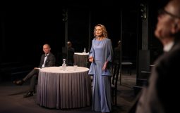 Obraz Główny: Beata Buczek–Żarnecka w spektaklu „Kopenhaga”, w reżyserii Krzysztofa Babickiego. 
Fot. Roman Jocher