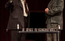 Obraz Główny: Mariusz Żarnecki w spektaklu „Niewolnice z Pipidówki” w reżyserii Krzysztofa Babickiego. 
Fot. Roman Jocher