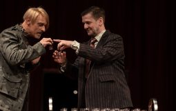 Obraz Główny: Mariusz Żarnecki w spektaklu „Niewolnice z Pipidówki” w reżyserii Krzysztofa Babickiego. 
Fot. Roman Jocher