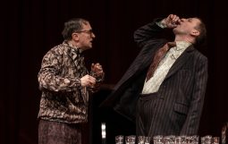 Obraz Główny: Bogdan Smagacki w spektaklu „Niewolnice z Pipidówki” w reżyserii Krzysztofa Babickiego. 
Fot. Roman Jocher