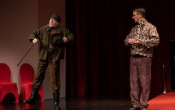 Obraz Główny: Bogdan Smagacki w spektaklu „Niewolnice z Pipidówki” w reżyserii Krzysztofa Babickiego. 
Fot. Roman Jocher