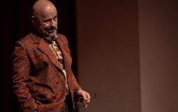 Obraz Główny: Bogdan Smagacki w spektaklu „Niewolnice z Pipidówki” w reżyserii Krzysztofa Babickiego. 
Fot. Roman Jocher