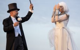 Obraz Główny: Weronika Nawieśniak w spektaklu „Przybora. Kabaret metapsychiczny”,
w reżyserii Jacka Bały.
Fot. Roman Jocher