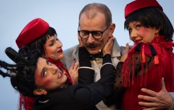 Obraz Główny: Martyna Matoliniec w spektaklu „Przybora. Kabaret metapsychiczny”,
w reżyserii Jacka Bały.
Fot. Roman Jocher
