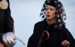 Obraz Główny: Olga Barbara Długońska w spektaklu „Przybora. Kabaret metapsychiczny”,
w reżyserii Jacka Bały.
Fot. Roman Jocher