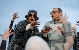 Obraz Główny: Rafał Kowal w spektaklu „Przybora. Kabaret metapsychiczny”,
w reżyserii Jacka Bały.
Fot. Roman Jocher