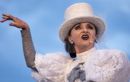 Obraz Główny: Elżbieta Mrozińska w spektaklu „Przybora. Kabaret metapsychiczny”,
w reżyserii Jacka Bały.
Fot. Roman Jocher