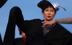 Obraz Główny: Monika Babicka w spektaklu „Przybora. Kabaret metapsychiczny” w reżyserii Jacka Bały.
Fot. Roman Jocher