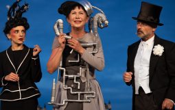 Obraz Główny: Monika Babicka w spektaklu „Przybora. Kabaret metapsychiczny” w reżyserii Jacka Bały.
Fot. Roman Jocher