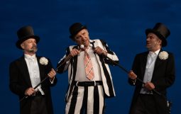 Obraz Główny: Grzegorz Wolf w spektaklu „Przybora. Kabaret metapsychiczny”,
w reżyserii Jacka Bały.
Fot. Roman Jocher