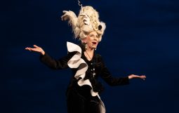 Obraz Główny: Olga Barbara Długońska w spektaklu „Przybora. Kabaret metapsychiczny”,
w reżyserii Jacka Bały.
Fot. Roman Jocher