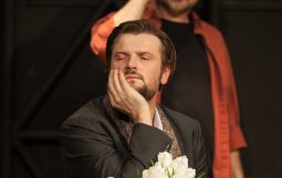 Obraz Główny: Szymon Sędrowski w spektaklu ,,Bóg mordu’’ Jasminy Rezy w reżyserii Tomasza Mana
Fot. Roman Jocher
