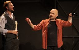 Obraz Główny: Szymon Sędrowski w spektaklu ,,Bóg mordu’’ Jasminy Rezy w reżyserii Tomasza Mana
Fot. Roman Jocher

