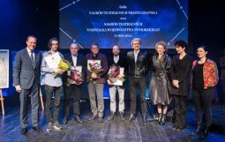 Obraz Główny: Krzysztof Babicki podczas wręczenia nagrody Marszałka Województwa Pomorskiego 
Fot. Karol Stańczak
