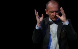 Obraz Główny: 12.10.2023, Gdynia. Michael Frayn „KOPENHAGA”, reżyseria Krzysztof Babicki.
