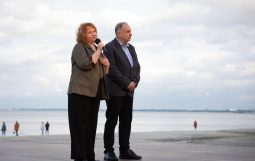 Obraz Główny: Marzena Bakowska, dziennikarka Radia Gdańsk i Krzysztof Babicki, dyrektor naczelny Teatru Miejskiego w Gdyni zapraszają na „Kulturalny Weekend z Radiem Gdańsk”, spektakl „PRZYBORA. KABARET METAPSYCHICZNY” w reżyserii Jacka Bały, foto Roman Jocher