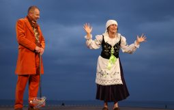 Obraz Główny: Rafał Kowal i Elżbieta Mrozińska w „NA WALETA”, reżyseria Rafał Szumski. Fot. Roman Jocher