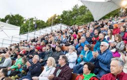 Obraz Główny: 23.06.2024, Gdynia. „Kulturalny Weekend z Radiem Gdańsk”, spektakl „PRZYBORA. KABARET METAPSYCHICZNY” w reżyserii Jacka Bały, foto Roman Jocher