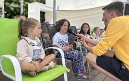 Obraz Główny: ,,Rodzinne czytanki nad morzem'' fot. Karolina Procelli