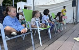Obraz Główny: ,,Rodzinne czytanki nad morzem'' fot. Karolina Procelli