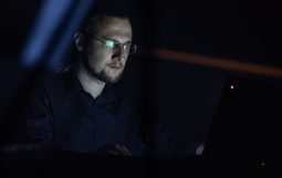 Obraz Główny: Tomasz Man ,,Błękitne oczy pełne miłości'' reż. Karol Bijata fot. Roman Jocher