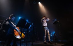 Obraz Główny: Tomasz Man ,,Błękitne oczy pełne miłości'' reż. Karol Bijata fot. Roman Jocher