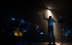 Obraz Główny: Tomasz Man ,,Błękitne oczy pełne miłości'' reż. Karol Bijata fot. Roman Jocher