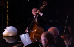 Obraz Główny: ,,Uczycie nas jak suknie się podnosi'' reż. Józef Opalski/ Teatr KTO fot. Roman Jocher