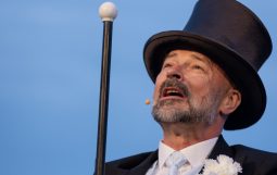 Obraz Główny: 21.06.2024, Gdynia. Jeremi Przybora „PRZYBORA. KABARET METAPSYCHICZNY”,
reżyseria Jacek Bała.
Fot. Roman Jocher
