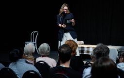 Obraz Główny: Dyrektorka Naczelna i Artystyczna Teatru Miejskiego Marta Miłoszewska podczas otwarcia 18. Finału Gdyńskiej Nagrody Dramaturgicznej fot. Piotr Pędziszewski