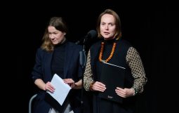 Obraz Główny: Dyrektorka Naczelna i Artystyczna Teatru Miejskiego Marta Miłoszewska oraz Naczelnik Wydziału Kultury Maja Wagner podczas otwarcia 18. Finału Gdyńskiej Nagrody Dramaturgicznej fot. Piotr Pędziszewski