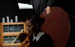 Obraz Główny: Anna Wakulik ,,Biedermannowie'' reż. Kuba Zubrzycki fot. Piotr Pędziszewski