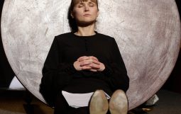 Obraz Główny: Anna Wakulik ,,Biedermannowie'' reż. Kuba Zubrzycki fot. Piotr Pędziszewski