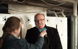 Obraz Główny: 27.05.2015. Gdynia. Dar Pomorza,  spektakl w adaptacji Pawła Huelle  pt. „Żółta łódź podwodna”, reżyseria Krzysztof Babicki. Fot. Roman Jocher