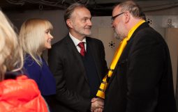 Obraz Główny: 30.05.2015. Gdynia. Dar Pomorza,  premiera spektaklu Pawła Huelle  pt. „Żółta łódź podwodna”, w reżyserii Krzysztofa Babickiego. Fot. Roman Jocher
