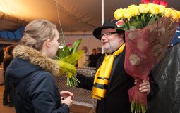 Obraz Główny: 30.05.2015. Gdynia. Dar Pomorza,  premiera spektaklu Pawła Huelle  pt. „Żółta łódź podwodna”, w reżyserii Krzysztofa Babickiego. Fot. Roman Jocher