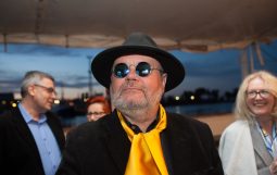 Obraz Główny: 30.05.2015. Gdynia. Dar Pomorza,  premiera spektaklu Pawła Huelle  pt. „Żółta łódź podwodna”, w reżyserii Krzysztofa Babickiego. Fot. Roman Jocher