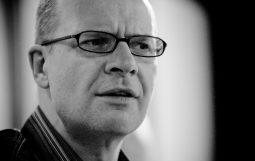 Obraz Główny: Piotr Cieplak Fot. Marcin Marzec/ archiwum Teatru Miejskiego w Gdyni